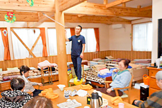 デイサービスの事業所で運動器機能向上のサポートをするスタッフ