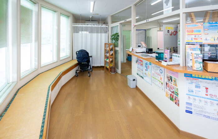 明るく清潔感のあるクリニックの受付
