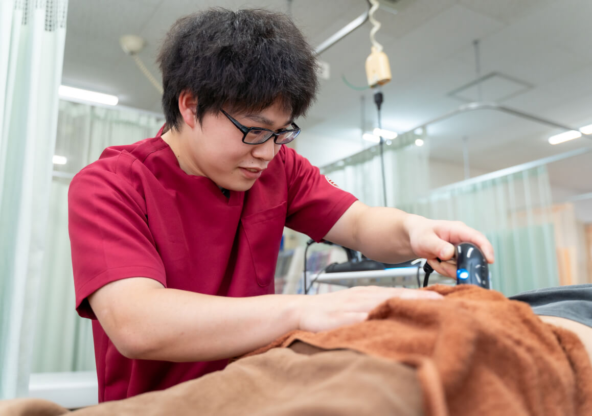 施術している柔道整復師