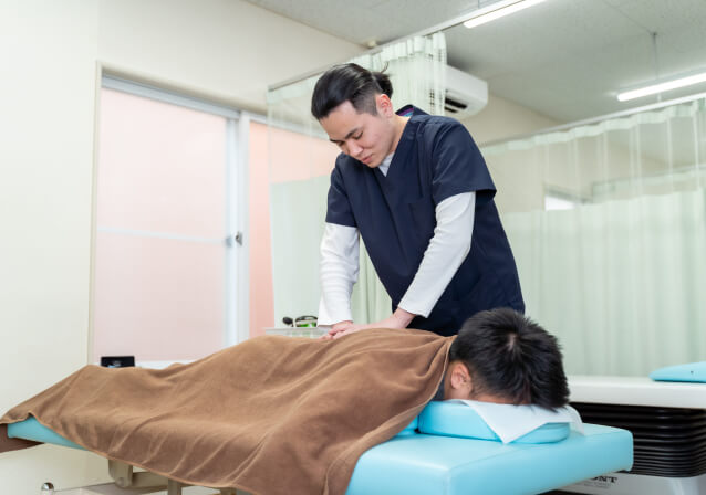 施術している柔道整復師
