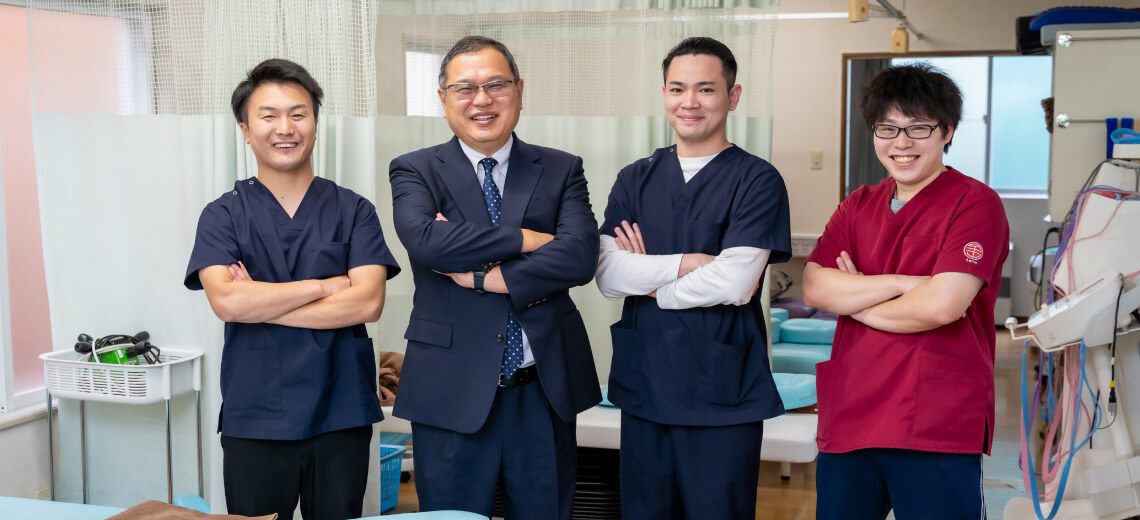 腕を組み、笑顔のスタッフたち