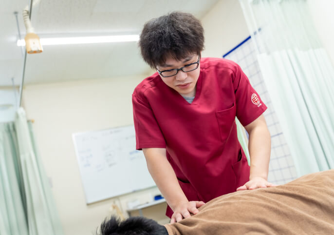施術している柔道整復師