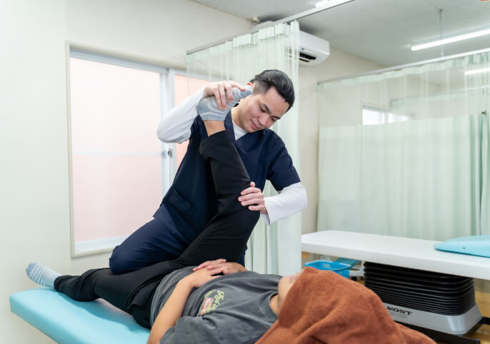 施術している柔道整復師