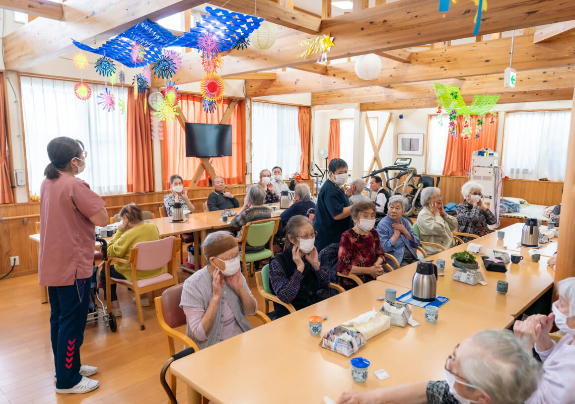 施術台で施術をしているスタッフ