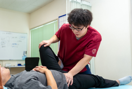 施術台で施術をしているスタッフ