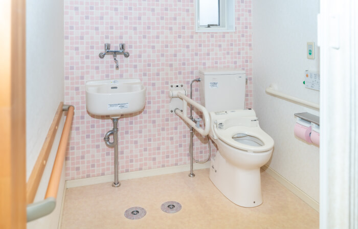 広々として清潔感のある化粧室