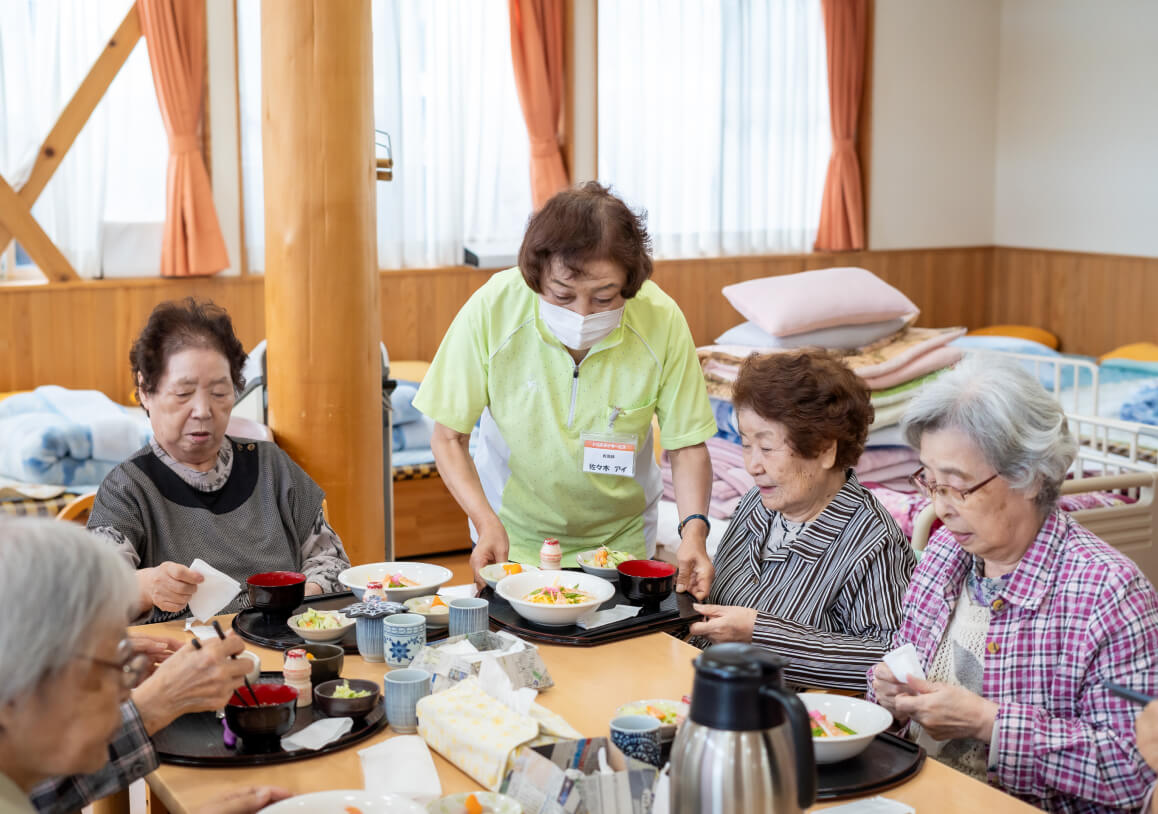 食事の補助をする介護福祉士
