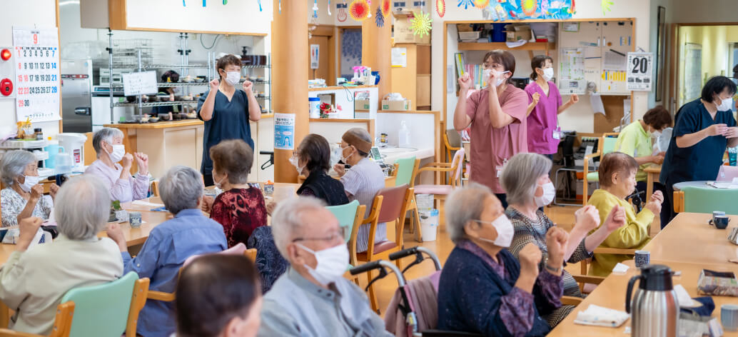 腕を組み、笑顔のスタッフたち