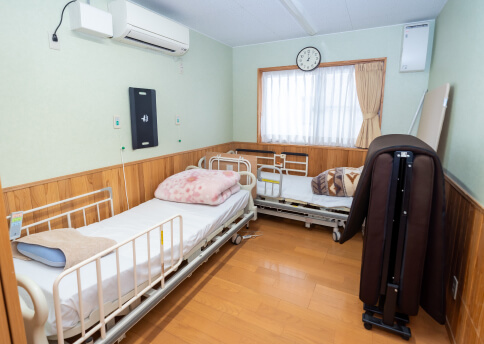 施術台で施術をしているスタッフ