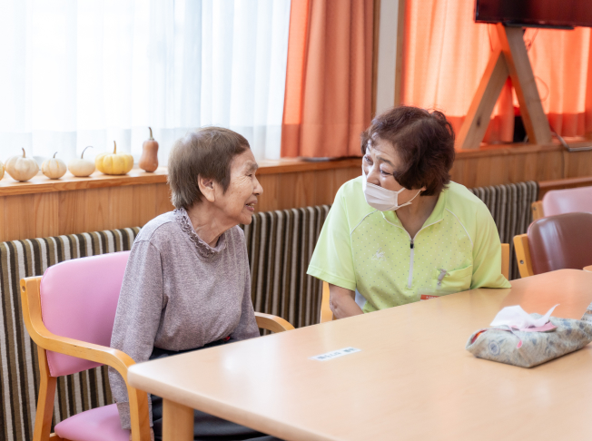 施術台で施術をしているスタッフ