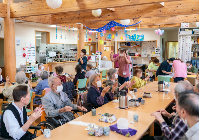 施術している柔道整復師